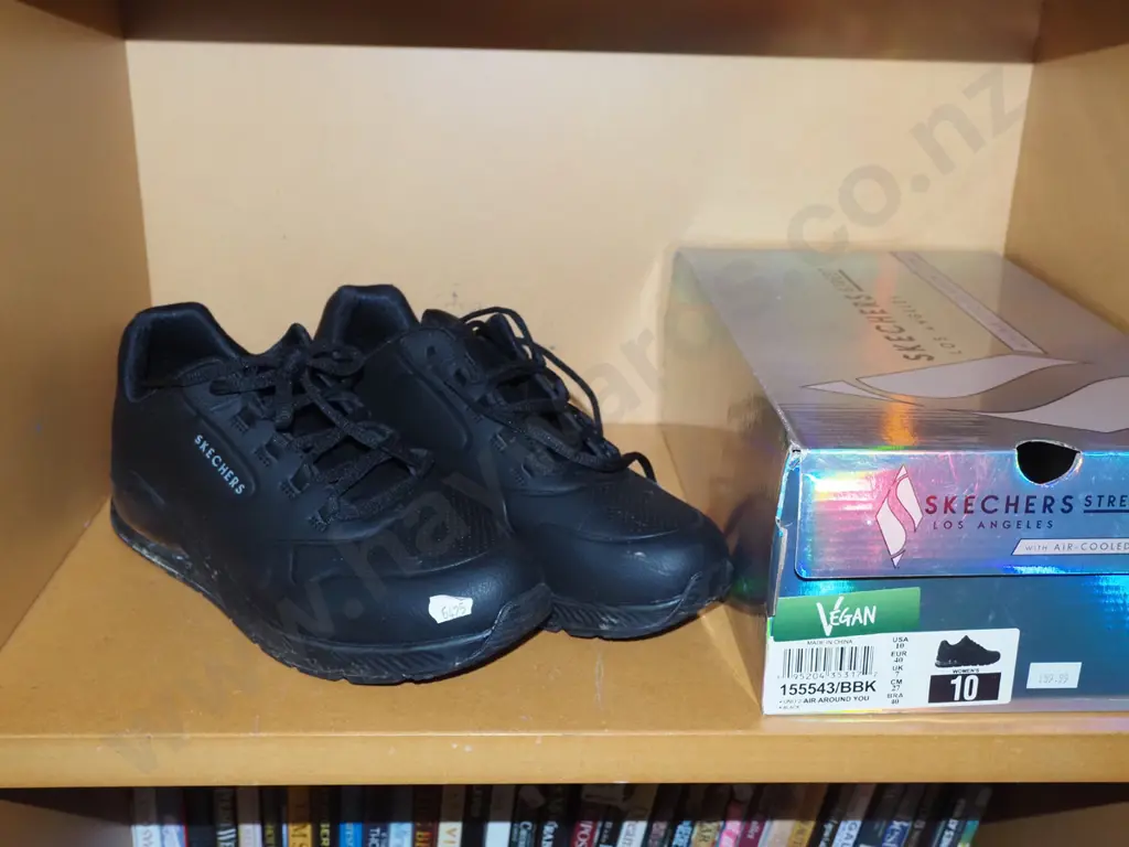 pair of Skechers size UK 7 black sneakers Image 1++