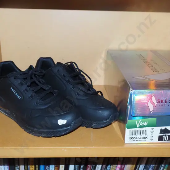 pair of Skechers size UK 7 black sneakers