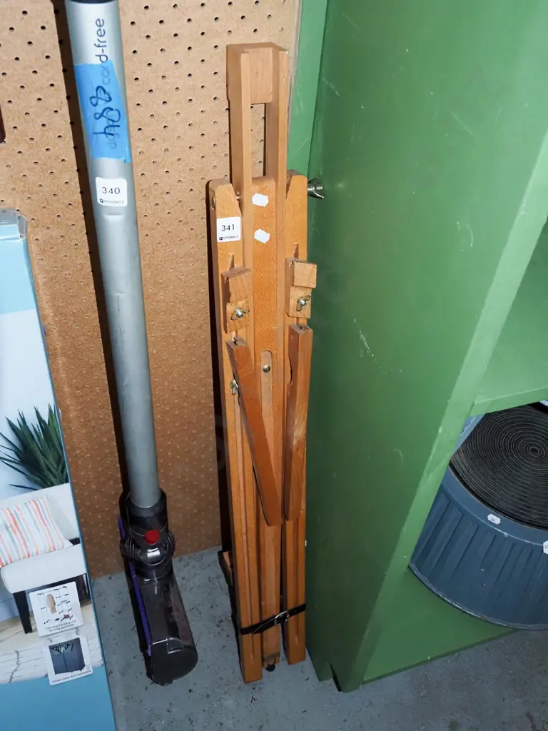 wooden artists easel Image 1++