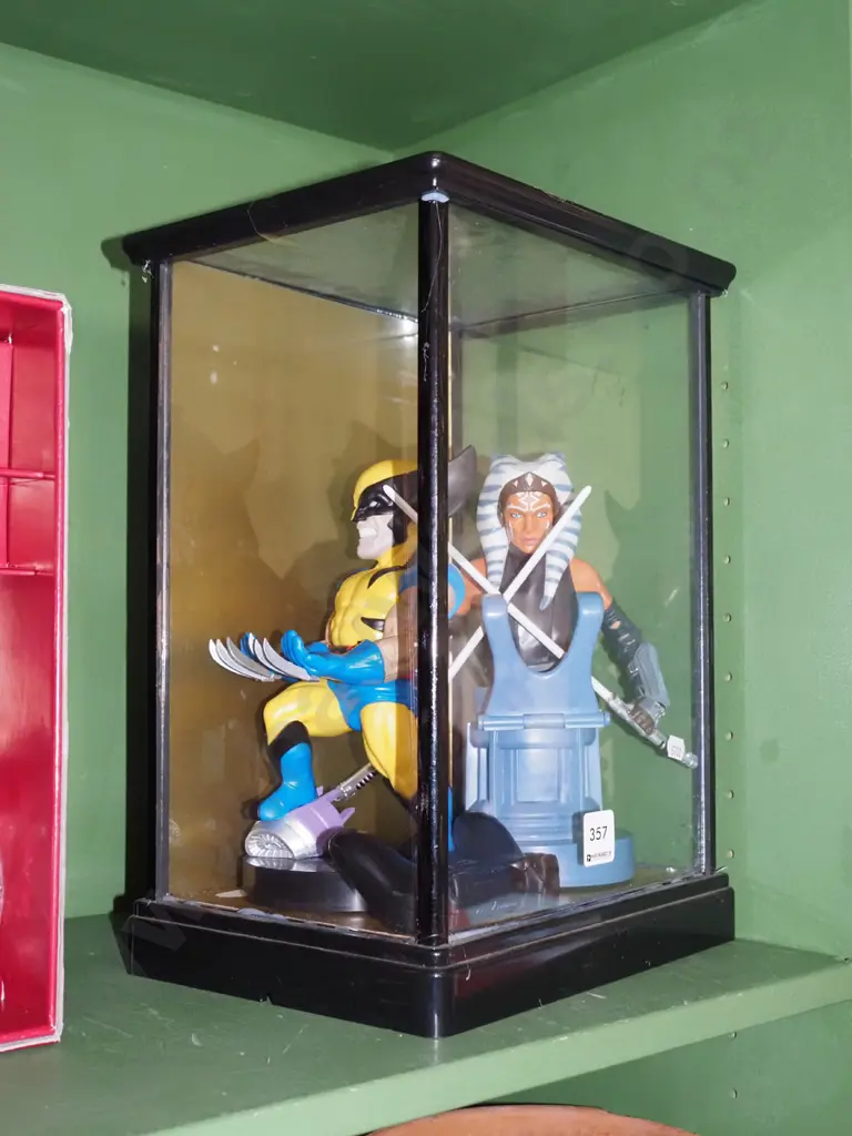2x action figurines in glass display case H360 Image 1++