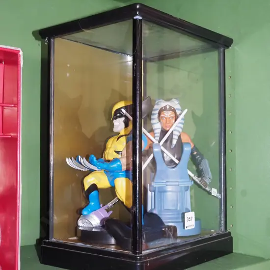 2x action figurines in glass display case H360