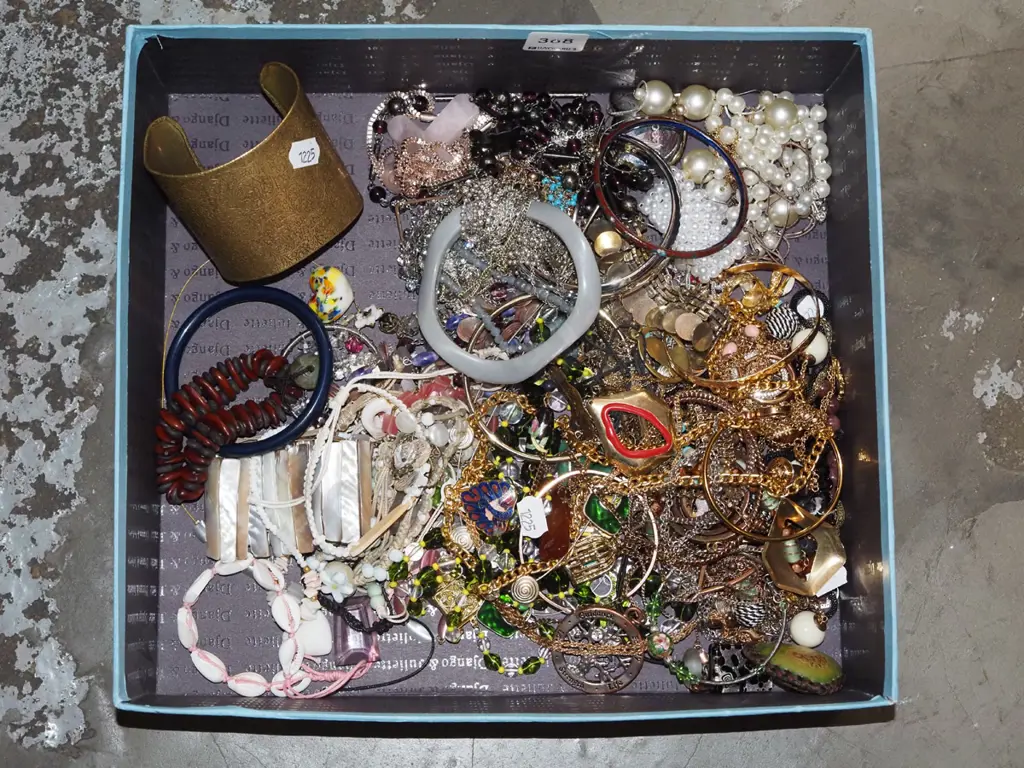 box of costume jewellery Image 1++