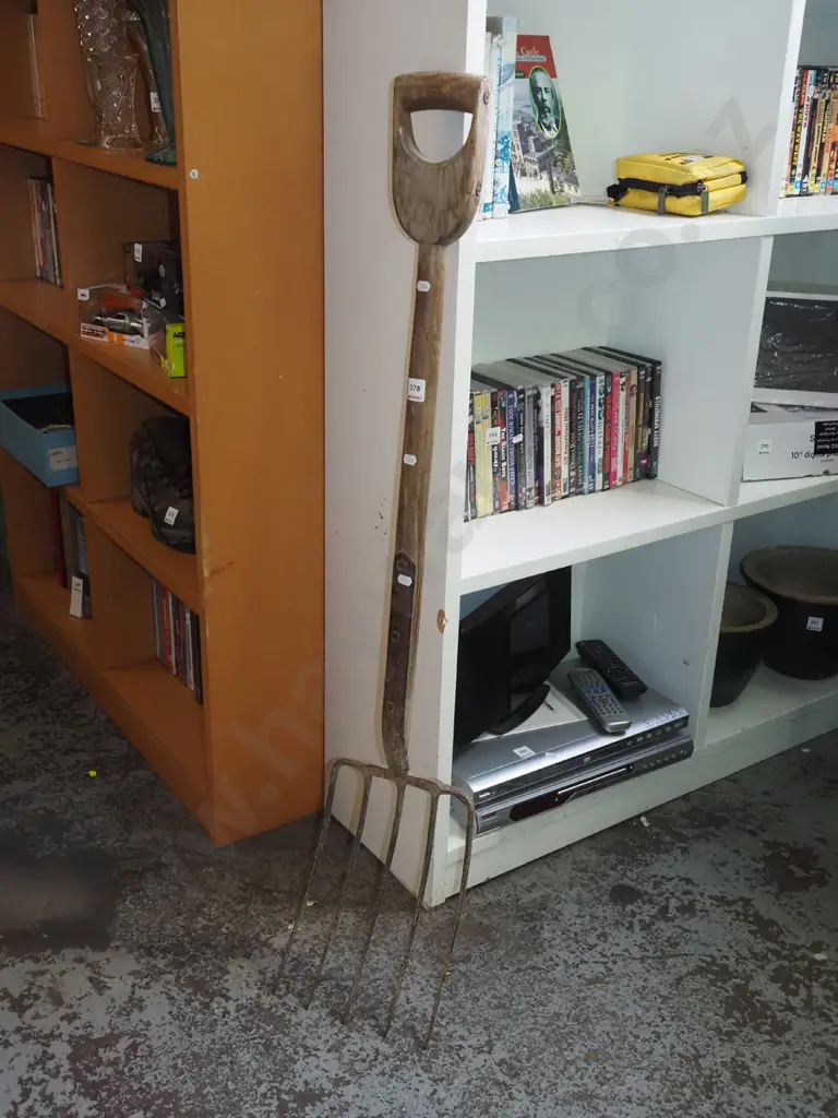 vintage wooden handled garden fork Image 1++