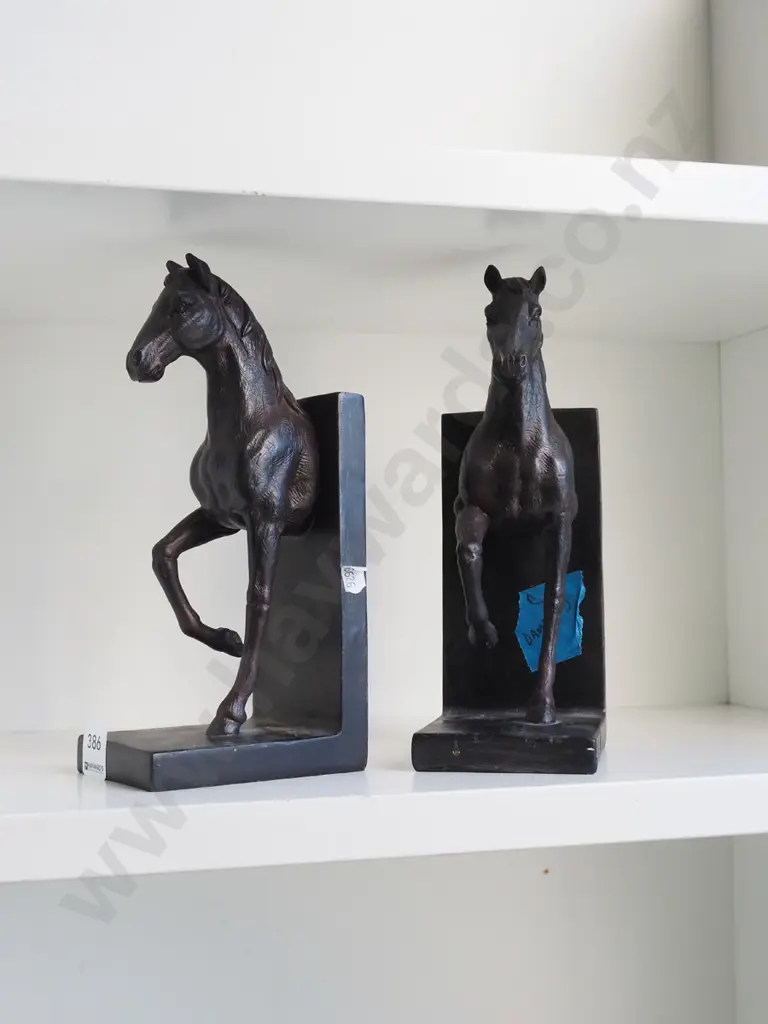 2x horse themed bookends - damage to 1  Image 1++