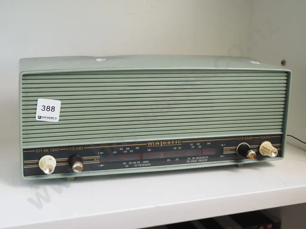retro plastic Majestic valve radio As Is No Returns Image 1++