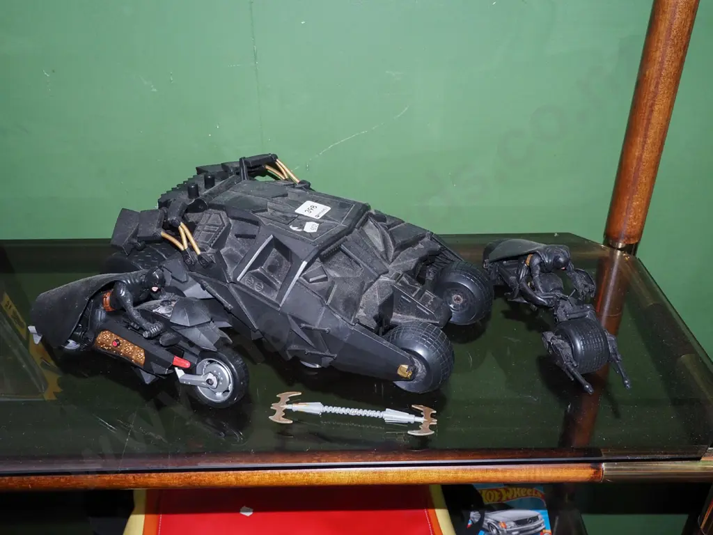 Batmobile, 2x Batman figurines on bikes Image 1++