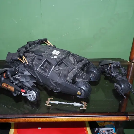 Batmobile, 2x Batman figurines on bikes
