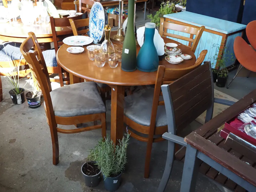 rubberwood circular dining table with 4 chairs Diam 1030 Image 1++