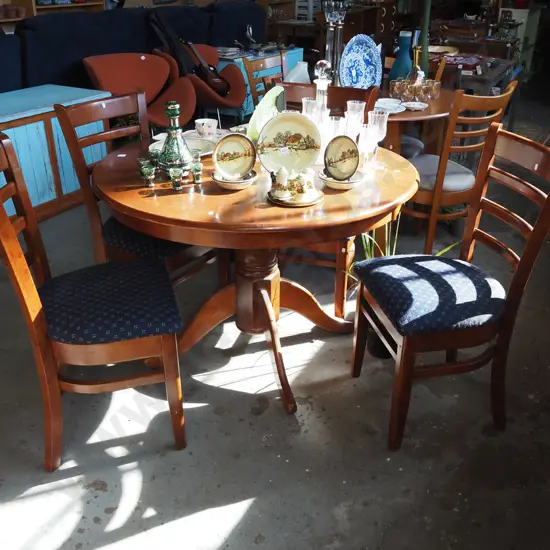 pedestal dining table with 4 matching ladder back chairs Diam1060 some damage and scratches to top