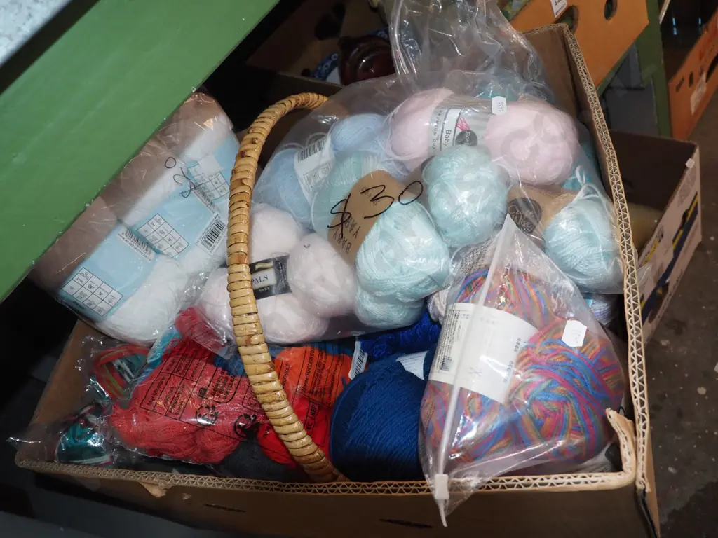 box; knitting yarn, cane basket Image 1++