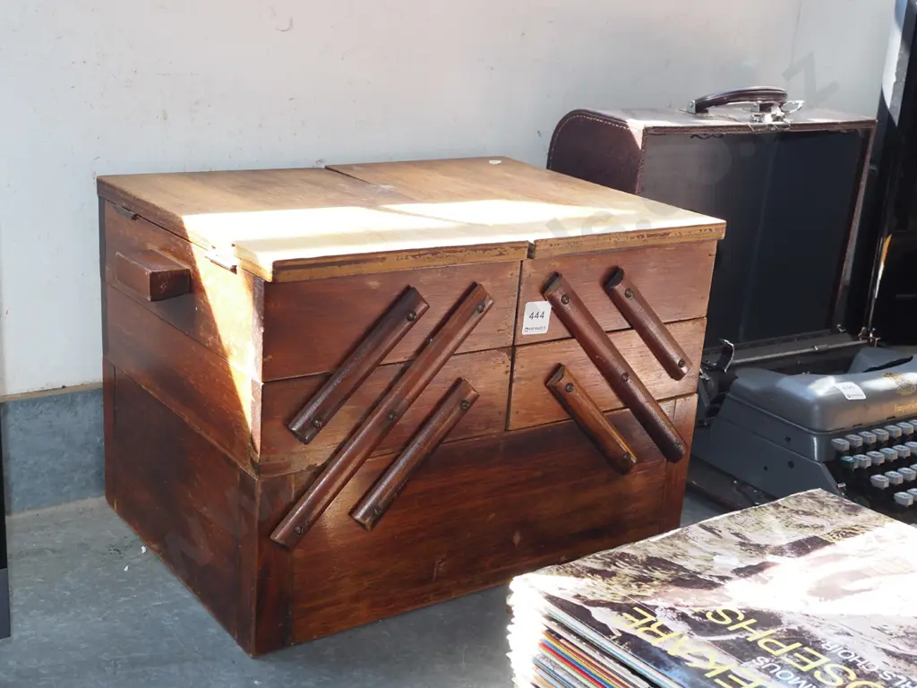 wooden sewing concertina Image 1++