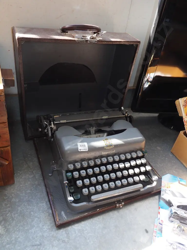 vintage Imperial typewriter Image 1++