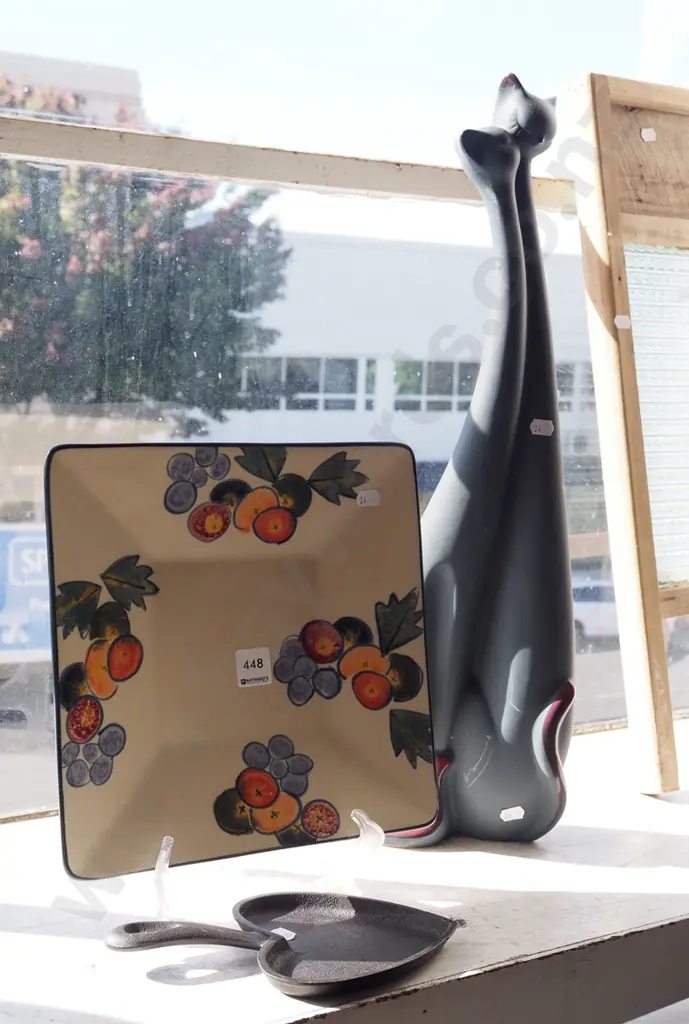 hand painted Temuka pottery plate, cat figurine H560 Image 1++