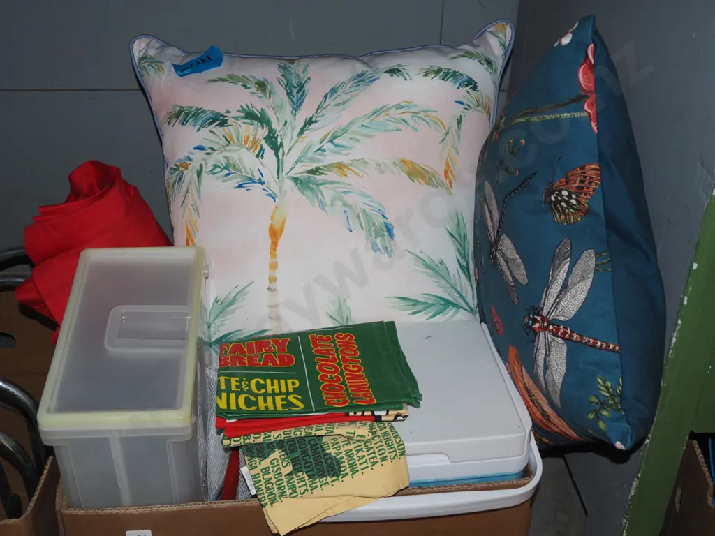 box; chilly bin, tea towels etc Image 1++