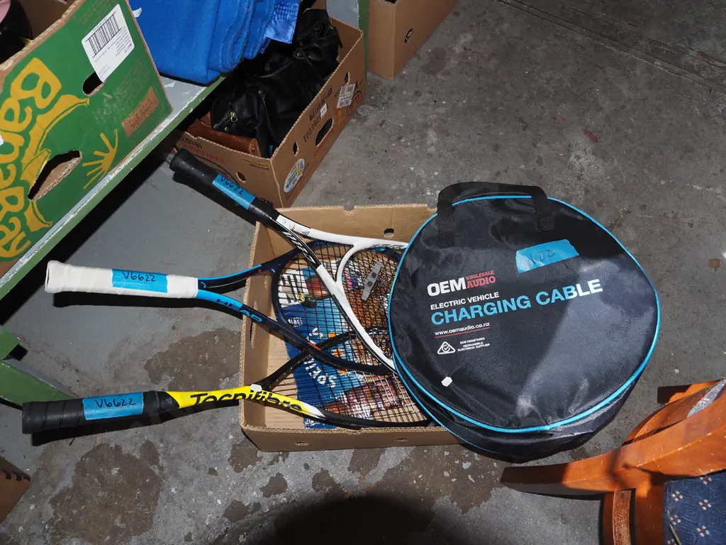 box; tennis rackets, EV charging cable Image 1++