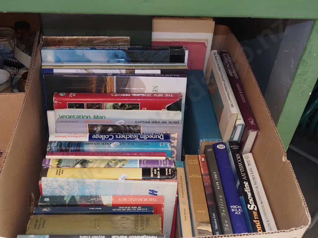 box of NZ and other books Image 1++