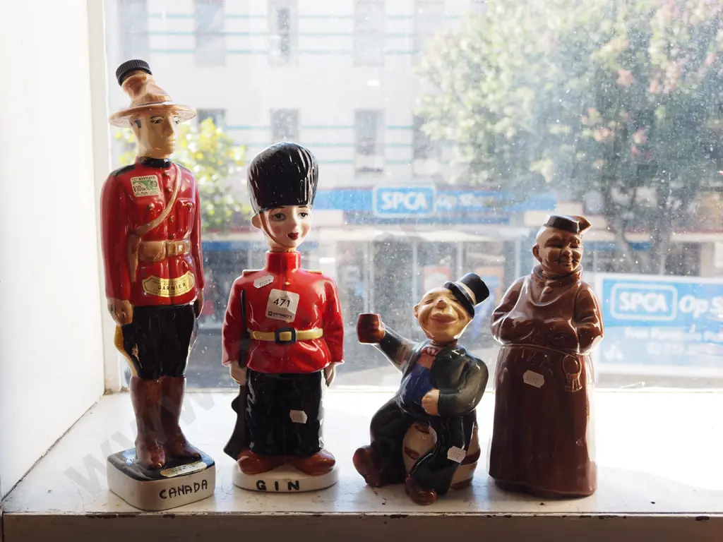 4x novelty decanters Tallest H350 Image 1++