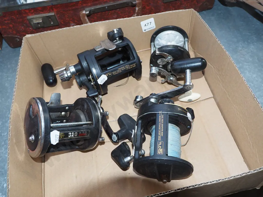 box; 4x fishing reels - 1 has corrosion Image 1++
