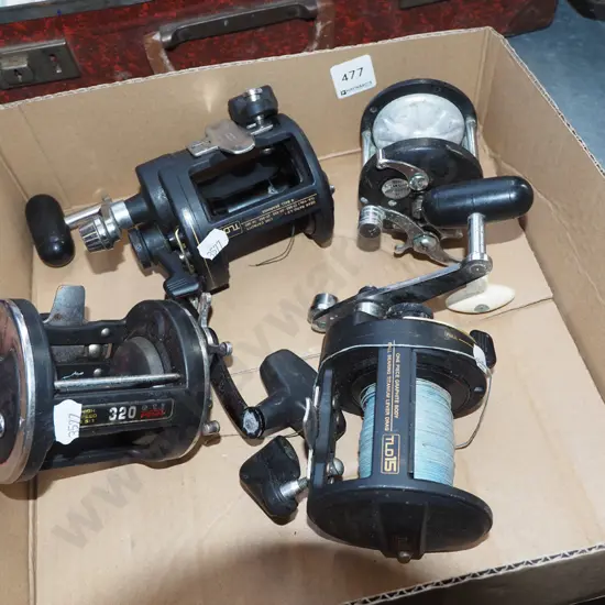 box; 4x fishing reels - 1 has corrosion