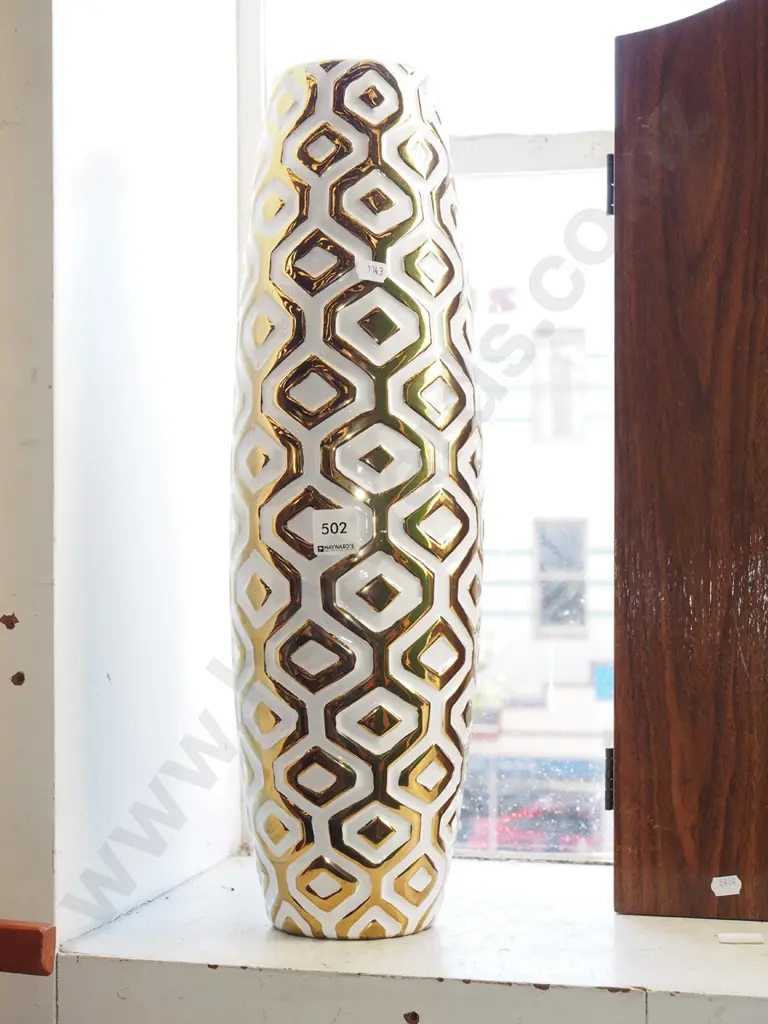 white and gold patterned vase H500 Image 1++