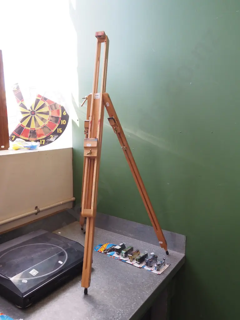 artist's easel Image 1++