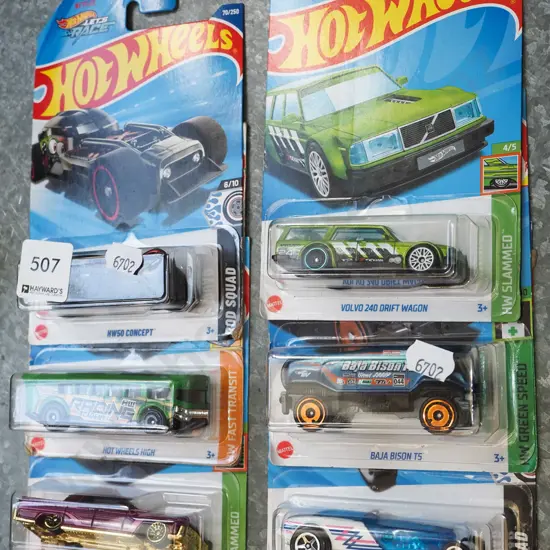6x carded Hotwheels vehicles