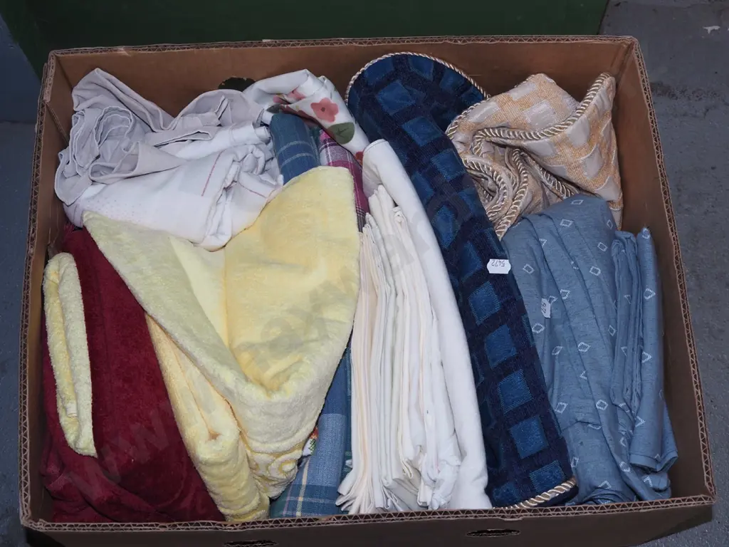 box; tea towels, towels, linen etc Image 1++