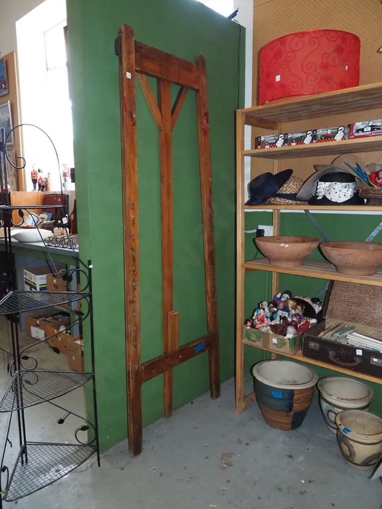 very large artist's easel H2120 Image 1++