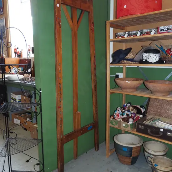 very large artist's easel H2120