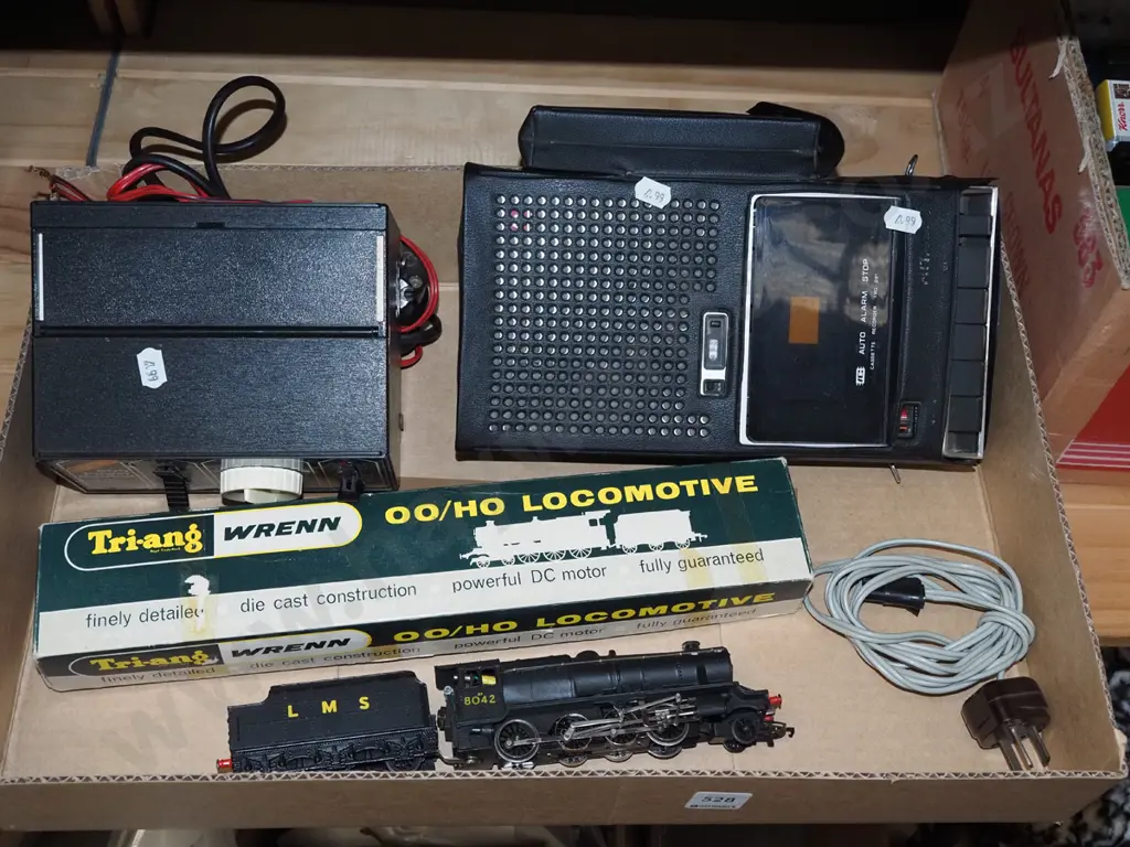 Hornby 900 power controller, portable cassette player, HO locomotive and tender Image 1++