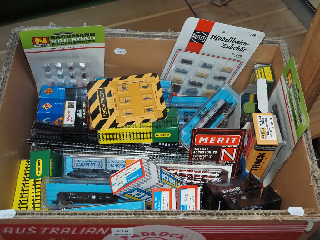 box; N gauge railway tracks, rolling stock, various layout accessories etc Image 1++