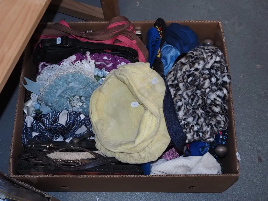 box; hats, handbags etc Image 1++