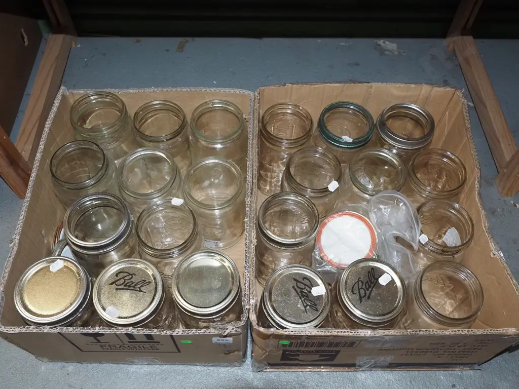 2x boxes of preserving jars, screw top lids Image 1++