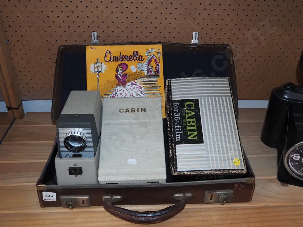 vintage suitcase, slide projector Image 1++