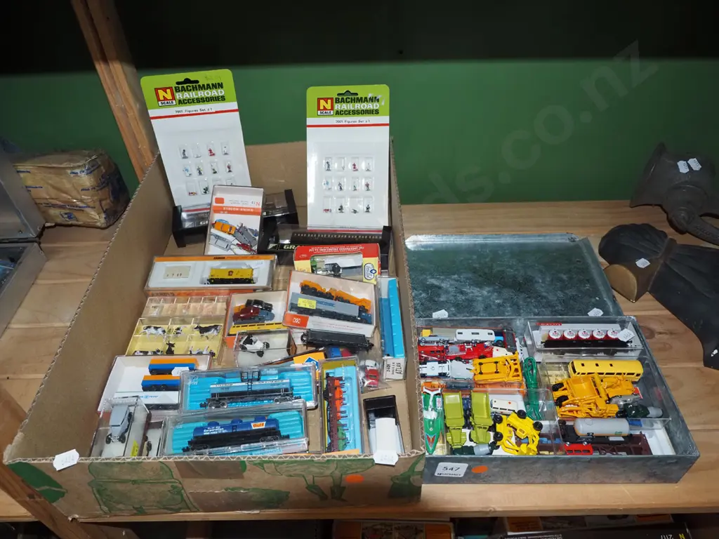 box and tin of N gauge rolling stock and accessories - orange dots Image 1++