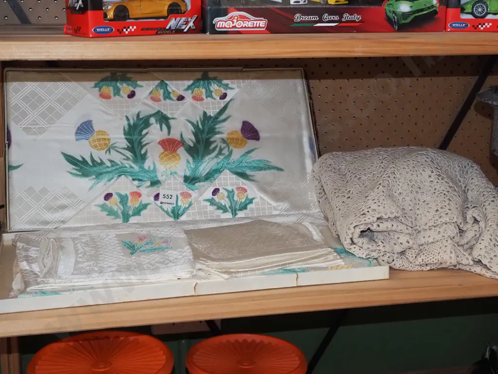 2x sets of Irish linen, tablecloth Image 1++