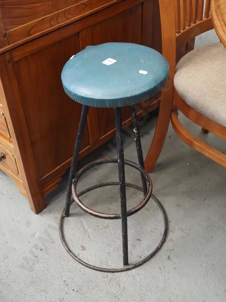 vintage vinyl stool - rips Image 1++