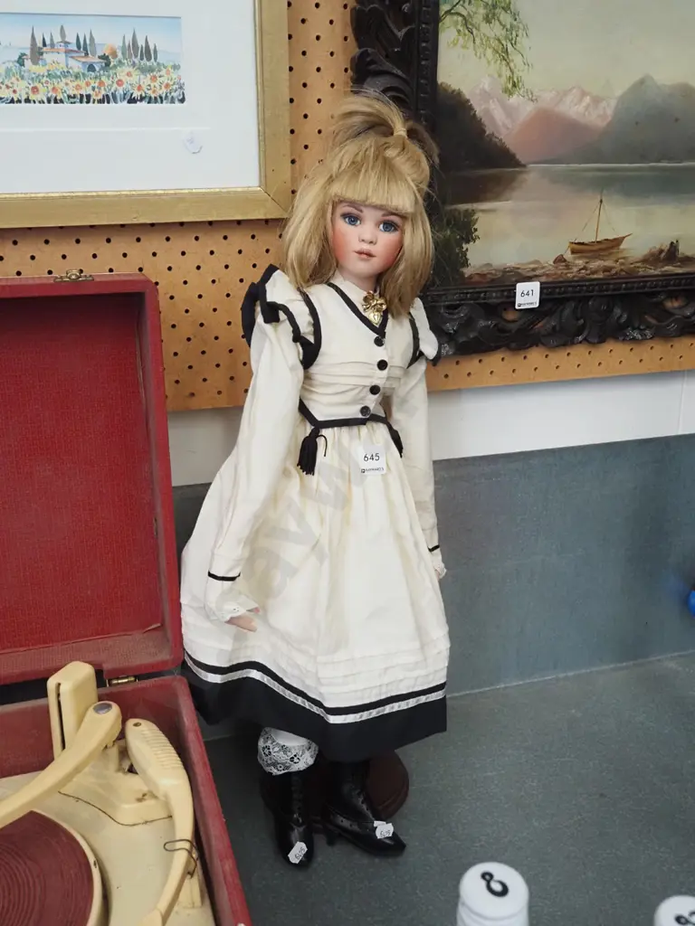 porcelain display doll on stand H610 Image 1++