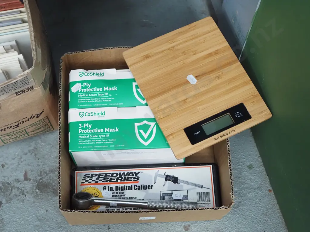 box; protective masks, small scales, digital calipers Image 1++