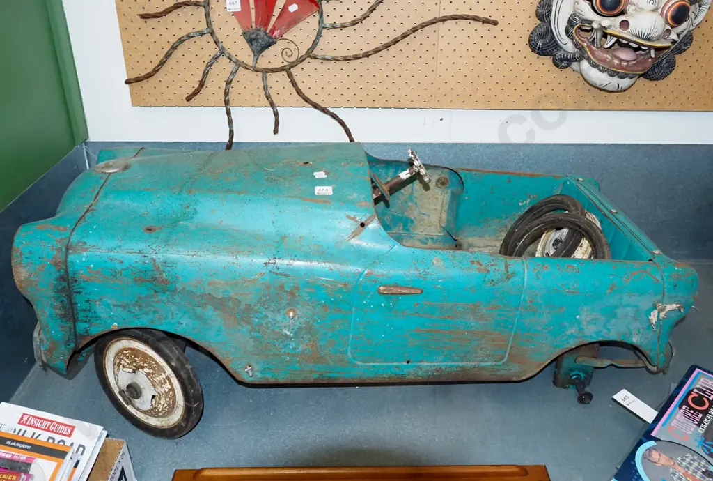 restorer's pedal car Image 1++