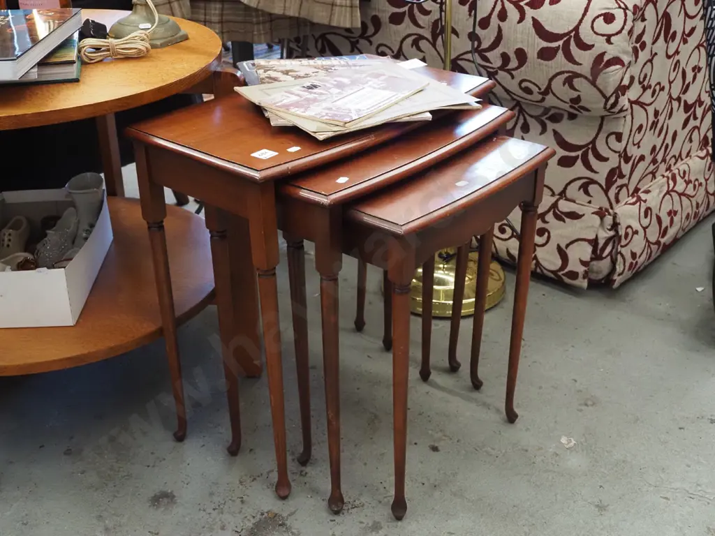 mahogany nest of 3 tables Image 1++