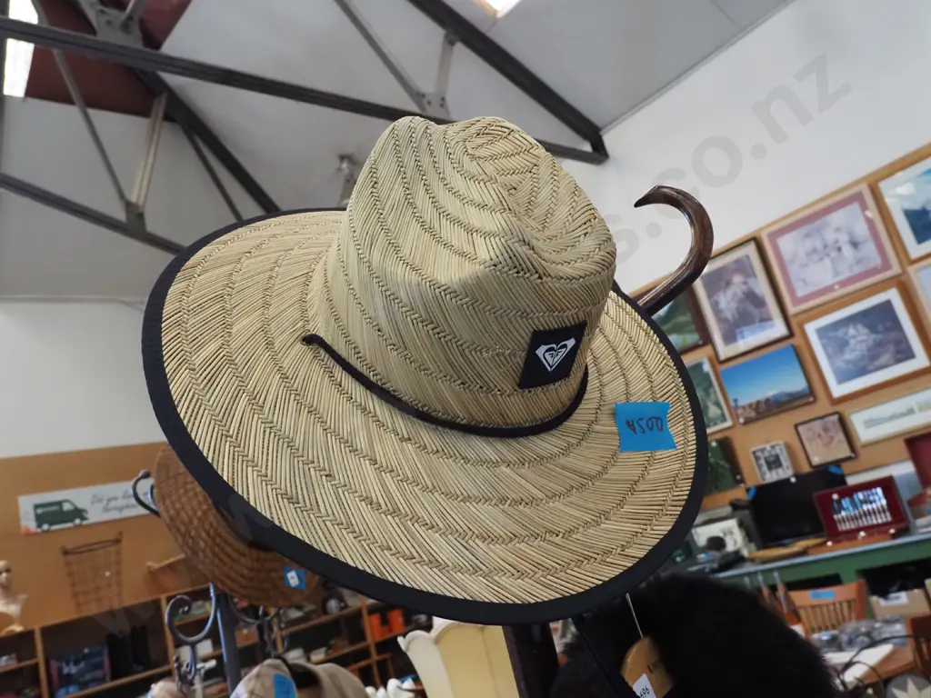 as new Roxy women's straw hat Image 1++