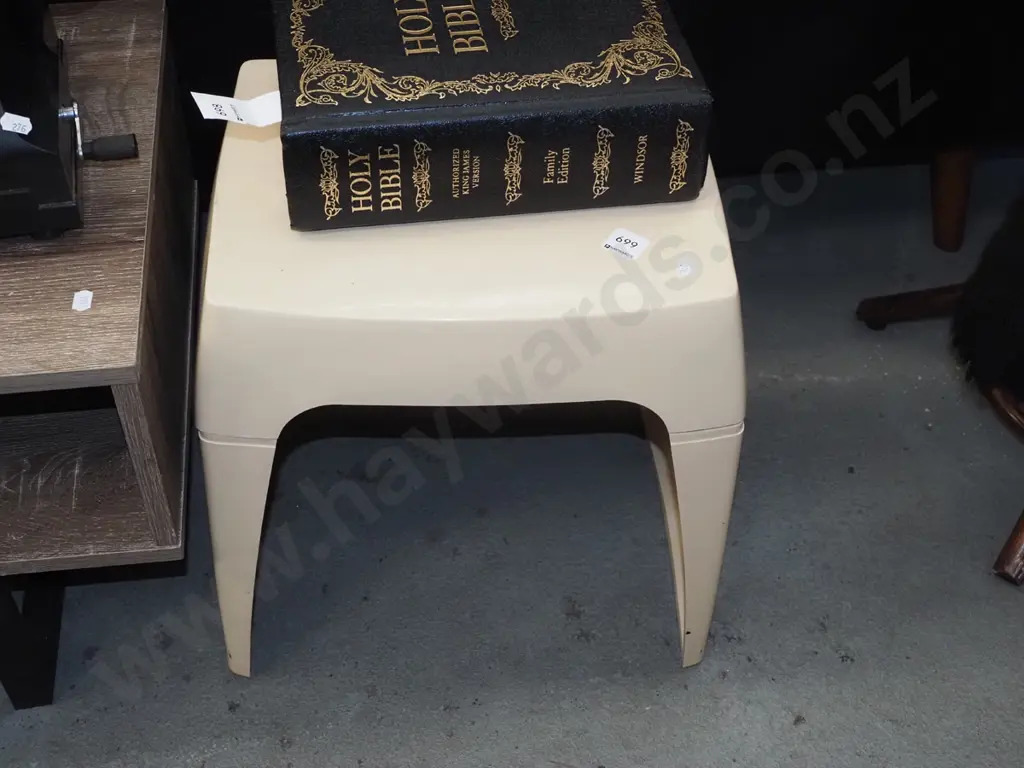 plastic stool Image 1++