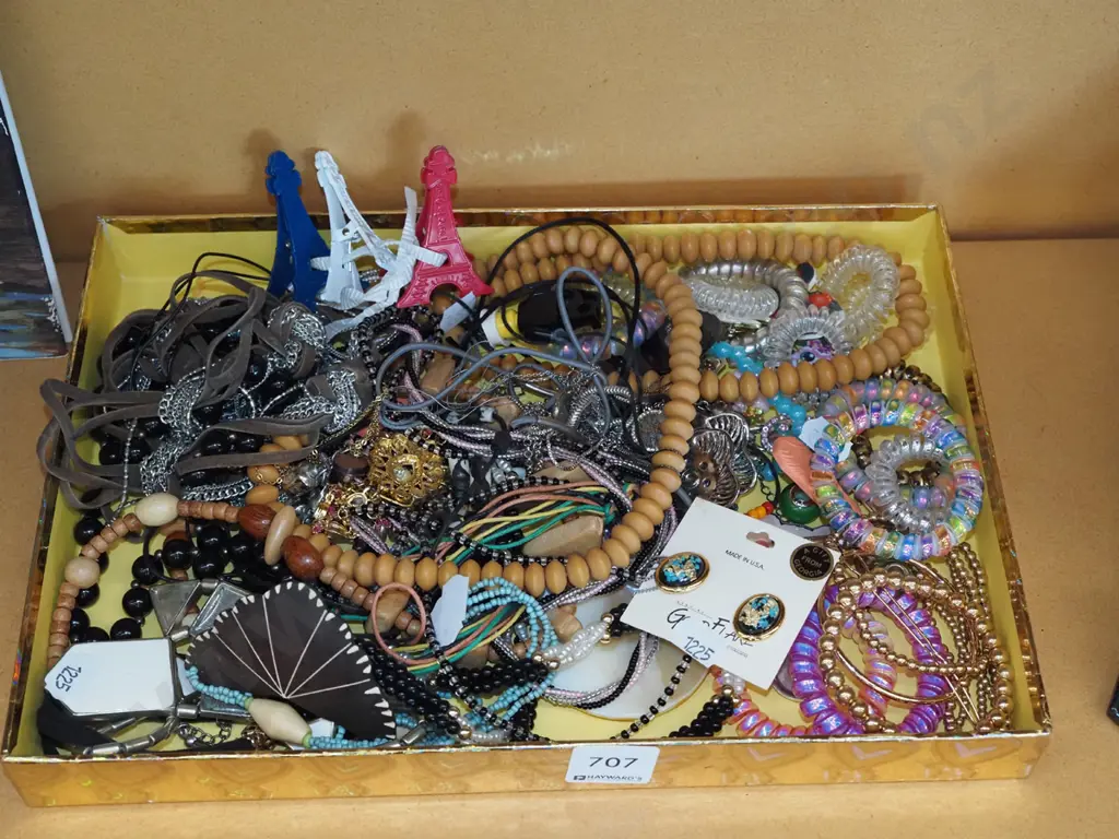 tray of costume jewellery Image 1++