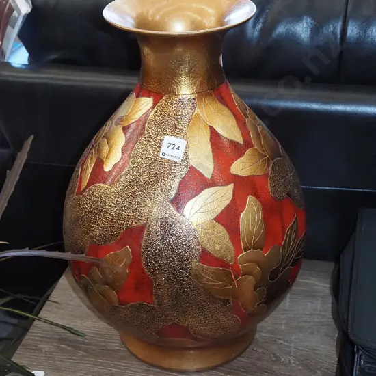 large red and gold vase H470
