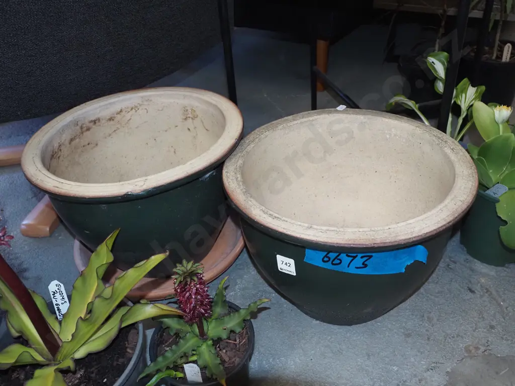 2x green glazed garden planters H220 Image 1++