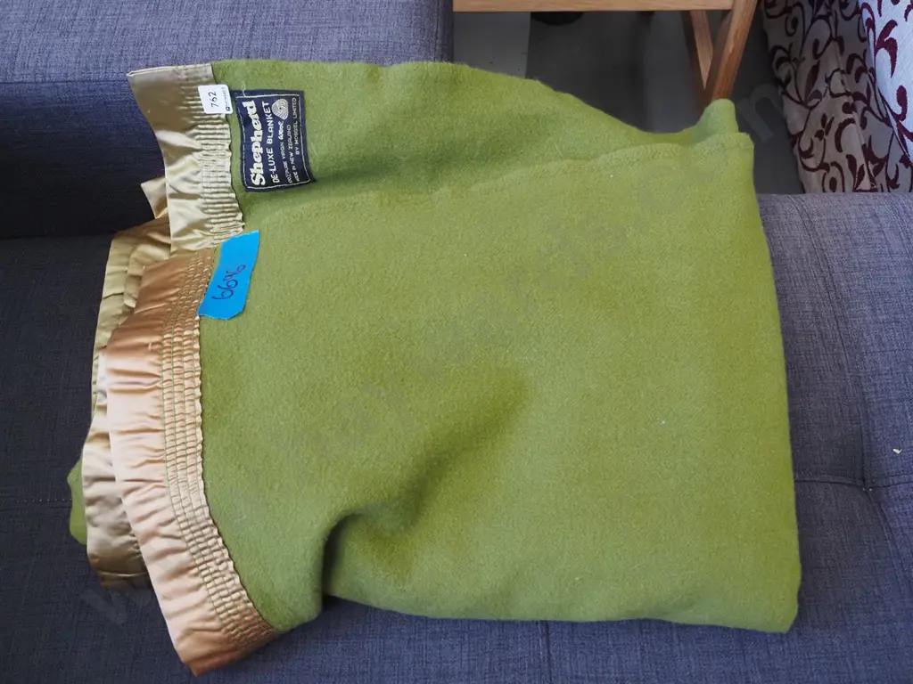 green woollen blanket Image 1++