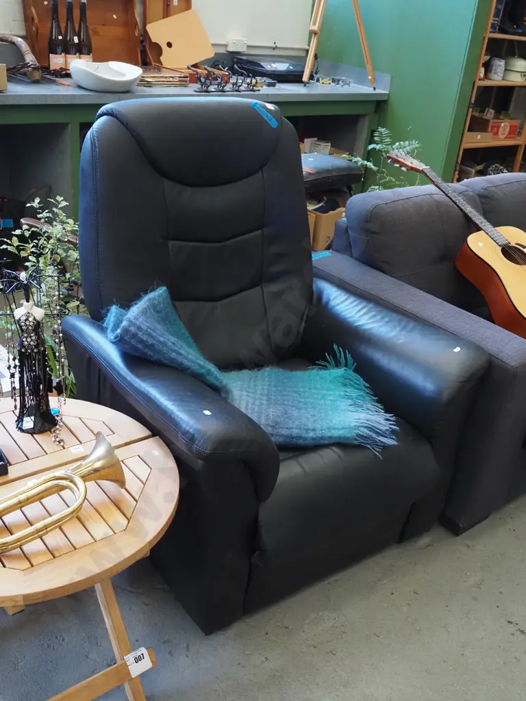 black vinyl reclining armchair Image 1++