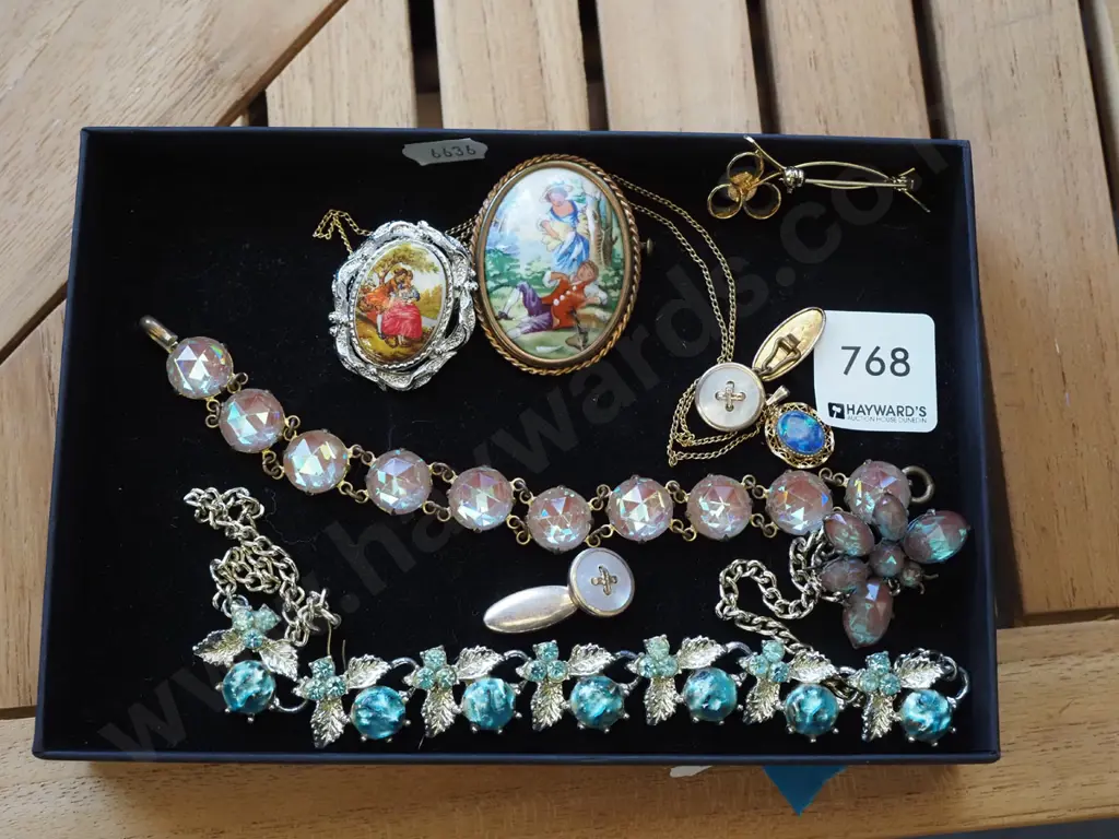 tray of costume jewellery Image 1++