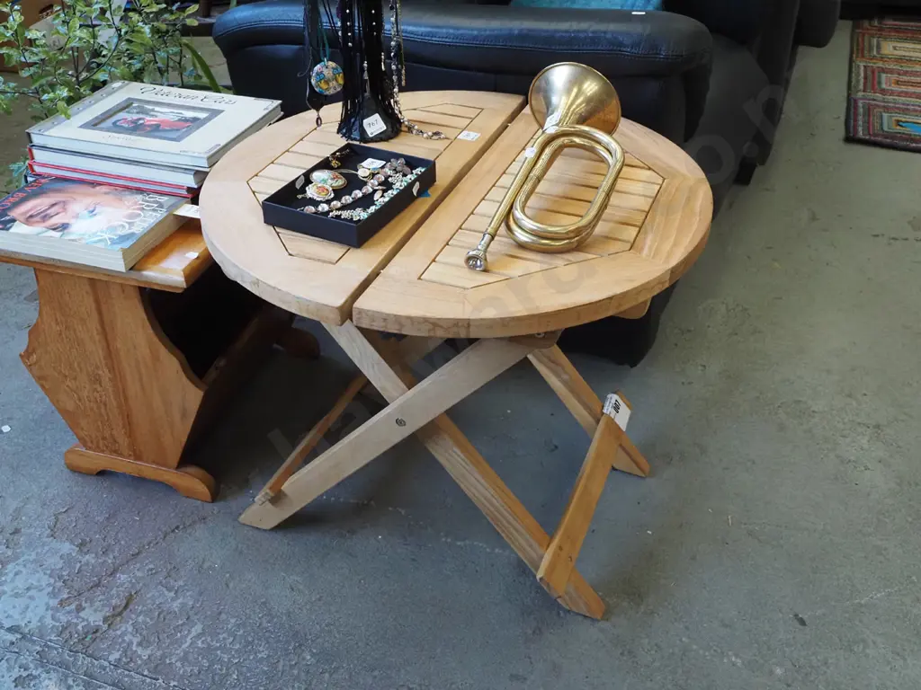 hardwood outdoor foldaway end table Image 1++